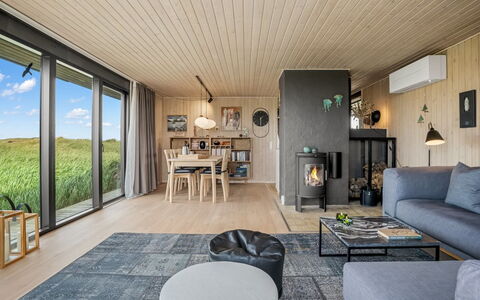 Beatrice - 350M from the Sea: Træ, Indretning, Møbel, Gulvbelægning, Etage, Hjem, Loft, Stue, Trægulve, Couch