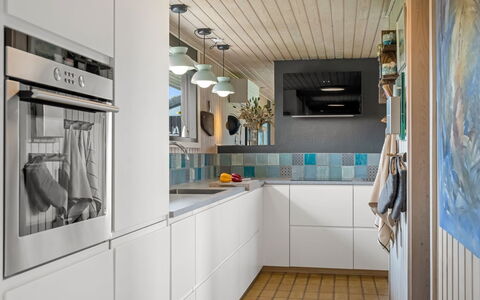 Beatrice - 350M from the Sea: Køkken, Countertop, Indretning, Større Bandage, Gulvbelægning, Køkken Apparat, Træ, Cabinetry, Loft, Etage