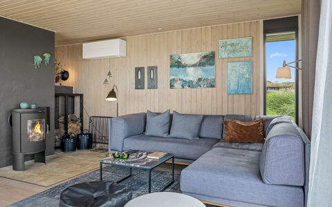 Beatrice - 350M from the Sea: Træ, Møbel, Gulvbelægning, Indretning, Etage, Couch, Stue, Hjem, Trægulve