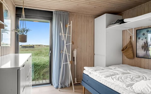 Beatrice - 350M from the Sea: Træ, Møbel, Indretning, Etage, Soveværelse, Gulvbelægning, Seng, Loft, Bejdse, Hårdttræ