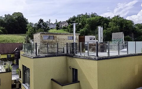 Goldener Turm: Tag, Boligområde, Hjem, Altan, Lejlighed, Gelænder, Dagslys, Hegn, Dæk, Veranda