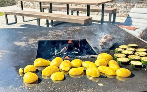 Pod Hvězdami: Mad, Tilberedning, Udendørs Møbler, Udendørs Bord, Grill, Varme, Picnic Bord