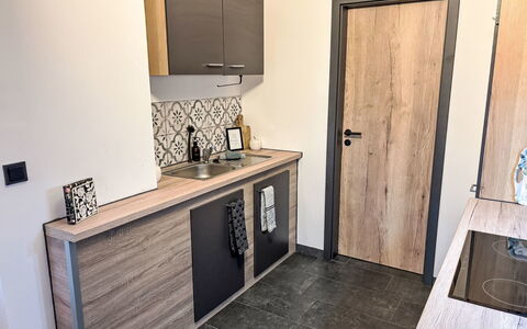 Ferienhuuske Boden: Træ, Gulvbelægning, Countertop, Etage, Møbel, Cabinetry, Værelse, Køkken, Bejdse, Hårdttræ