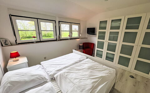 Friesenwohnung: Soveværelse, Seng, Indretning, Gulvbelægning, Etage, Møbel, Loft, Værelse, Sengetøj, Sengetøj