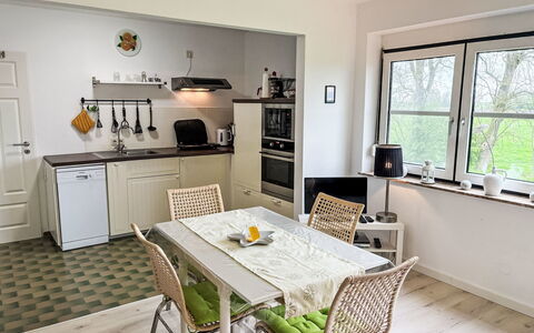 Friesenwohnung: Møbel, Indretning, Gulvbelægning, Køkken, Etage, Træ, Countertop, Køkken Apparat, Stol, Køkken & Spisebord