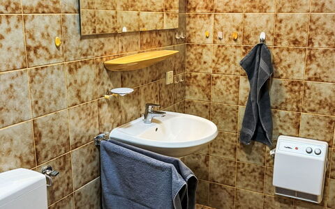 Friesenwohnung: Toiletbræt, Gulvbelægning, Sanitærarmatur, Gul, Badeværelse, Etage, Toilet, Flise, Vvs