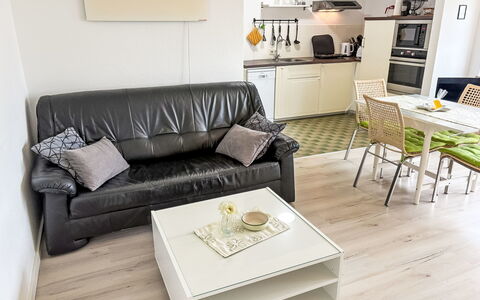Friesenwohnung: Møbel, Indretning, Gulvbelægning, Etage, Couch, Træ, Værelse, Trægulve, Stue, Hjem