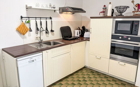 Friesenwohnung: Køkken Apparat, Køkken, Større Bandage, Countertop, Træ, Cabinetry, Komfur, Gulvbelægning, Komfur, Køkkenvask