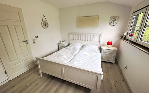 Friesenwohnung: Møbel, Seng, Soveværelse, Sengetøj, Træ, Sengetøj, Indretning, Etage, Gulvbelægning, Værelse