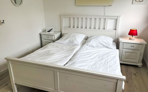 Friesenwohnung: Møbel, Soveværelse, Sengetøj, Seng, Bed Frame, Hårdttræ, Skuffe, Sengetøj, Sengetøj