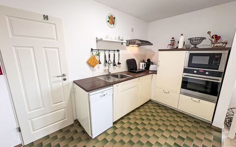 Friesenwohnung: Gulvbelægning, Køkken, Køkken Apparat, Etage, Træ, Større Bandage, Komfur, Indretning, Countertop, Cabinetry