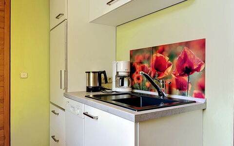 Schömbs: Countertop, Køkken, Køkken Apparat, Indretning, Køkkenvask, Gulvbelægning, Større Bandage, Cabinetry, Møbel, Sanitærarmatur