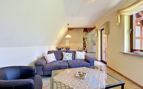 Schömbs: Møbel, Indretning, Gulvbelægning, Etage, Couch, Værelse, Loft, Træ, Stue, Belysning