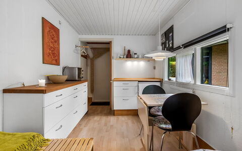 Berenice - 500M from the Sea: Indretning, Væg, Gulvbelægning, Træ, Loft, Møbel, Countertop, Etage, Køkken, Cabinetry