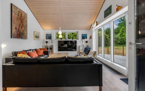 Berenice - 500M from the Sea: Indretning, Gulvbelægning, Træ, Loft, Etage, Couch, Møbel, Hjem, Stue, Belysning