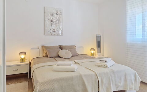 Emma: Møbel, Seng, Indretning, Soveværelse, Etage, Gulvbelægning, Væg, Træ, Loft, Værelse