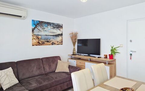 Emma: Møbel, Gulvbelægning, Indretning, Træ, Etage, Couch, Værelse, Stue, Bord, Belysning