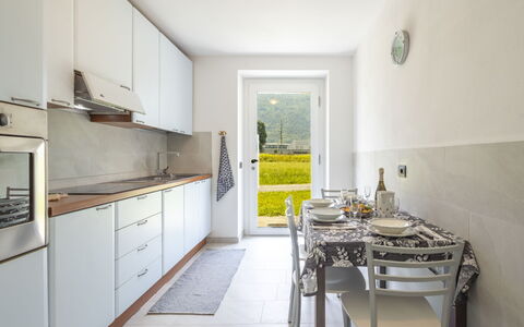 Isola Verde Garden Home: Gulvbelægning, Indretning, Møbel, Etage, Køkken, Countertop, Loft, Værelse, Køkken Apparat, Cabinetry