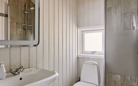 Hélène - 1.1Km from the Sea: Badeværelse, Sanitærarmatur, Væg, Badeværelsesvask, Gulvbelægning, Træ, Toiletbræt, Etage, Toilet, Håndvask