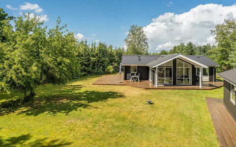Lucian - from the Sea: Hjem, Hus, Tag, Sommerhus, Land Lot, Estate, Stuehus, Have, Garden Bygninger, Lawn