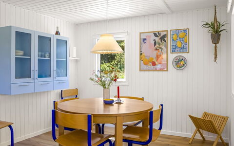 Goce - 300M from the Sea: Møbel, Indretning, Gulvbelægning, Træ, Etage, Loft, Lysarmatur, Bord, Stol, Spisestue