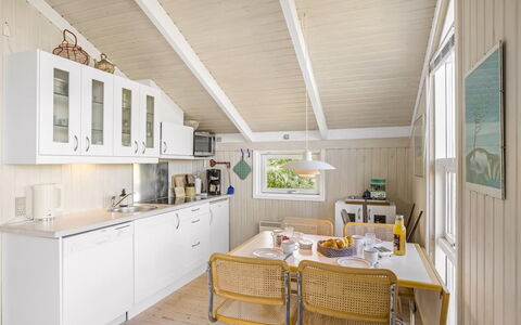 Glennie - 500M from the Sea: Indretning, Gulvbelægning, Træ, Loft, Etage, Møbel, Hjem, Køkken, Trægulve, Countertop
