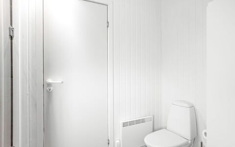 Glennie - 500M from the Sea: Væg, Gulvbelægning, Træ, Etage, Sanitærarmatur, Værelse, Badeværelse, Vvs, Loft, Toilet