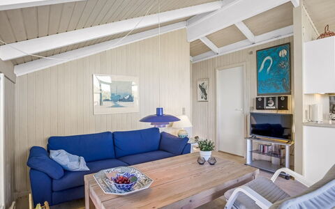 Glennie - 500M from the Sea: Møbel, Indretning, Træ, Gulvbelægning, Etage, Loft, Stue, Hjem, Couch, Værelse