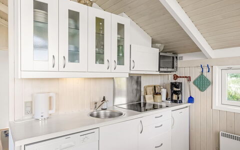 Glennie - 500M from the Sea: Træ, Køkken, Countertop, Indretning, Cabinetry, Sanitærarmatur, Håndvask, Tap, Møbel, Større Bandage
