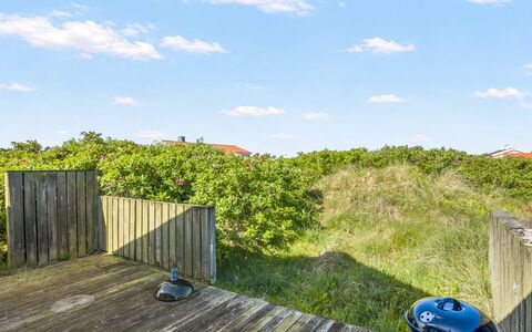 Glennie - 500M from the Sea: Himmel, Blå, Grøn, Græs, Sky, Horisont, Busk, Landskab, Land Lot