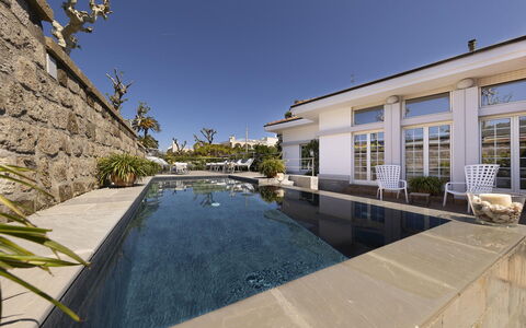 Villa Clara: Svømmepøl, Kompositmateriale, Water Feature, Estate, Flise, Udvej, Mansion, Gårdsplads, Villa, Design