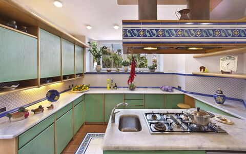 Villa Clara: Køkken, Countertop, Indretning, Køkken Apparat, Komfur, Større Bandage, Gulvbelægning, Cabinetry, Belysning, Gaskomfur