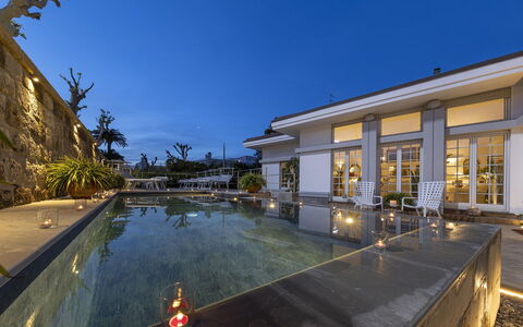 Villa Clara: Arkitektur, Water Feature, Svømmepøl, Estate, Mansion, Udvej, Afspejling, Reflekterende Pool, Hacienda, Villa