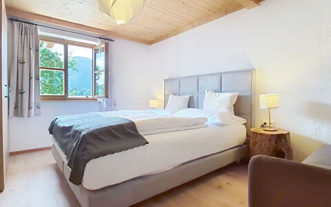 Hoamat Stadlfeld: Indretning, Møbel, Soveværelse, Etage, Gulvbelægning, Seng, Loft, Værelse, Sengetøj, Hjem