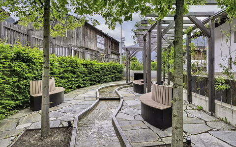 Holzegger: Flise, Have, Walkway, Skygge, Backyard, Cobblestone, Gårdsplads, Gård, Landscaping, Udendørs Struktur