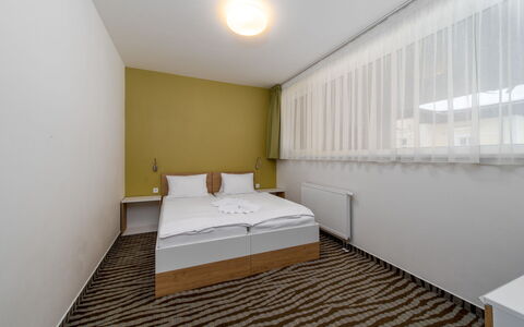 Janské Lázně 6: Væg, Gulvbelægning, Etage, Træ, Indretning, Lejlighed, Soveværelse, Loft, Seng, Værelse