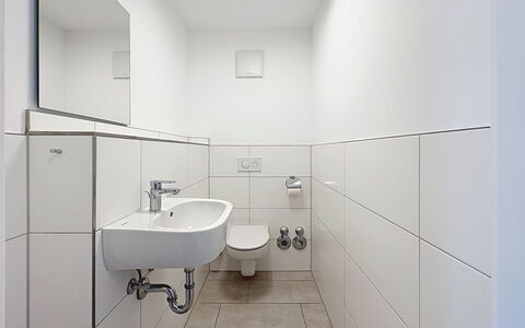 Endingen am Kaiserstuhl 100: Badeværelse, Væg, Gulvbelægning, Sanitærarmatur, Indretning, Etage, Badeværelsesvask, Håndvask, Tap, Loft