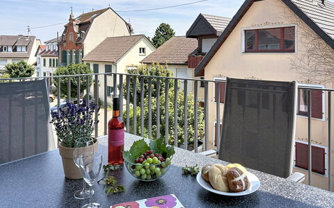 Endingen am Kaiserstuhl 100: Hjem, Urban Design, Altan, Lejlighed, Blomsterkrukke, Stueplante, Veranda, Stol, Udendørs Møbler, Maling