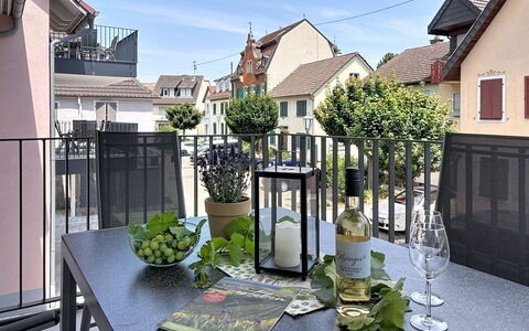 Endingen am Kaiserstuhl 100: Altan, Blomsterkrukke, Hjem, Urban Design, Lejlighed, Stueplante, Veranda, Stol, Gelænder, Hegn