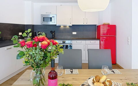 Endingen am Kaiserstuhl 100: Møbel, Indretning, Gulvbelægning, Etage, Køkken, Bord, Værelse, Loft, Belysning, Countertop