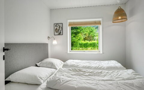Adisl - 300M to the Fjord: Væg, Soveværelse, Seng, Træ, Sengetøj, Sengetøj, Indretning, Loft, Bed Frame, Hjem