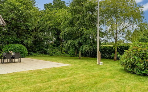 Adisl - 300M to the Fjord: Græs, Træ, Busk, Have, Land Lot, Lawn, Skygge, Vedplante, Landscaping