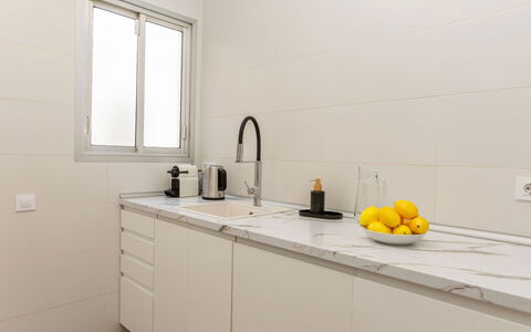 Ribera: Gulvbelægning, Countertop, Indretning, Etage, Køkken, Cabinetry, Sanitærarmatur, Tap, Håndvask, Hjem