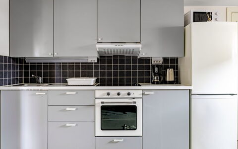 Odal: Køkken Apparat, Køkken, Countertop, Cabinetry, Større Bandage, Komfur, Husholdningsapparat, Indretning, Gulvbelægning, Køkkenvask