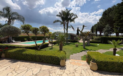 Villa Simona: Busk, Have, Landskab, Udvej, Svømmepøl, Landscaping, Lawn, Skygge, Hacienda