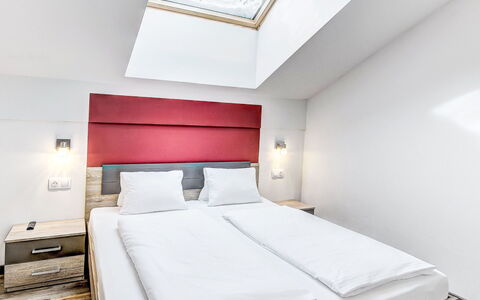 Saalbach-Hinterglemm 150: Soveværelse, Seng, Sengetøj, Bed Frame, Sengetøj, Sengetøj, Madras, Pude, Hotel, Throw Pillow