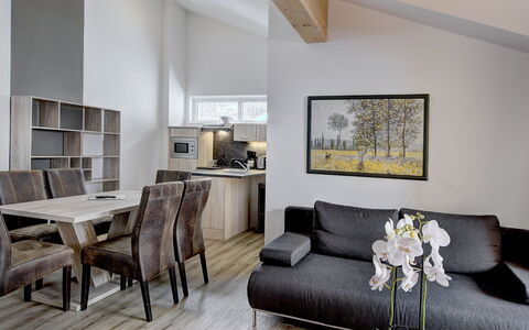 Saalbach-Hinterglemm 150: Møbel, Indretning, Couch, Gulvbelægning, Loft, Træ, Værelse, Etage, Stue, Lejlighed