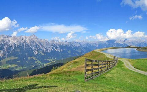 Saalbach-Hinterglemm 150: Himmel, Blå, Bjergrige Landskabsformer, Bjerg, Bakke, Græs, Bjergkæde, Sky, Græs-, Highland