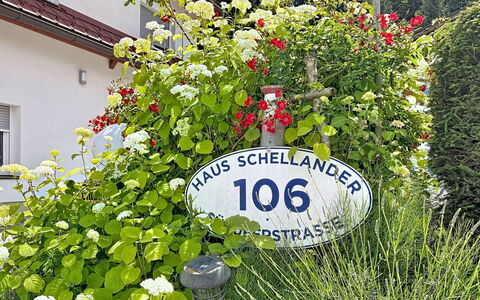 Velden am Wörthersee 39: Blomst, Busk, Have, Forår, Gård, Landscaping, Rose Family