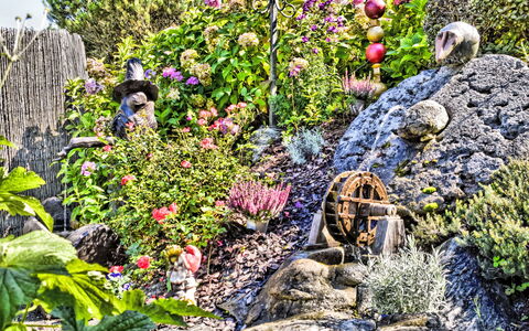 Velden am Wörthersee 39: Blomst, Grøn, Have, Busk, Rots, Plantesamfund, Lawn Ornament, Bunddække, Botanisk Have